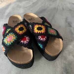 Dirty Laundry Crochet Platform sandals 8 1/2